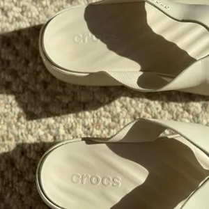 Crocs Getaway Platfrom Cream Thong Flip Flops Sandals Size 10 thumbnail 4