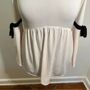Cupio Women's Size Medium Blouse Cream V-Neck Peplum Hem Black‎ Bows Sleeves thumbnail 2
