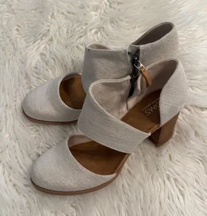 TOMS Cream Canvas Cross-Strap Block Heel Sandals size 9 BNWOT thumbnail 1