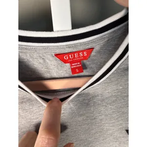 Guess Gray Logo Ringer Tee Y2K Baby Tee Casual Basic Logo Top‎ thumbnail 3