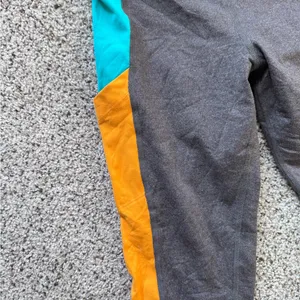 Alo Yoga‎ Ascendant Legging in Colorblock Stormy Heather/Aqua/Flame Small/Medium thumbnail 4