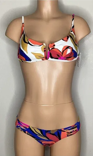 New. O’Neill floral bikini. M-top/S-bottom. Retails $129 thumbnail 1