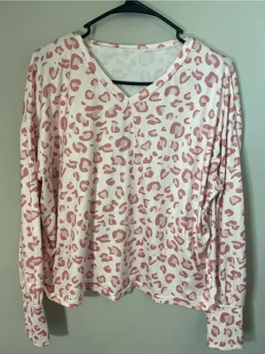 Relaxed V‑Neck Long Sleeve Leopard Print Top in Pink and White thumbnail 1