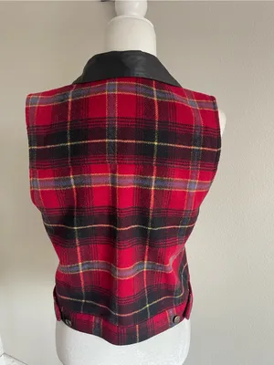 Red Plaid Sleeveless Button-Front Crop Vest with Black Collar thumbnail 5