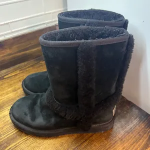 UGG‎ Black Boots Size 6 thumbnail 1