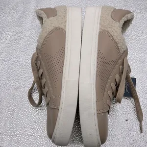 Universal Threads memory foam beige sneakers thumbnail 5