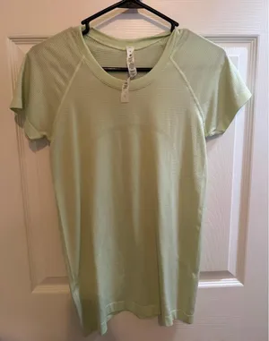 Lululemon Women's Green Short Sleeve Swiftly Size 6 thumbnail 1