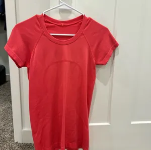 Lululemon Lipgloss Swiftly Tech Short Sleeve thumbnail 1