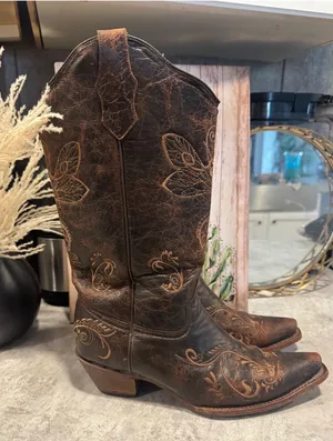 Circle G Western-style cowboy boots in distressed brown leather, size 9 thumbnail 1
