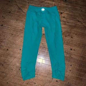 Beyond Yoga Kelly green ruched hem cropped M athletic leggings thumbnail 3