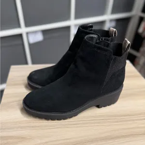 Universal Threads Target Black Lug Sole Suede Ankle Chelsea Boots thumbnail 3