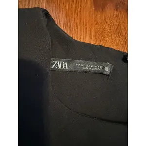 Zara Black Sleeveless Padded Shoulder Mini Shift Dress Size M Round Neck LBD thumbnail 4
