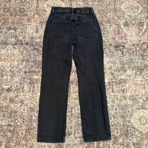 Aritzia Denim‎ Forum Joni High Rise Loose Jeans – Black Wash – Size 24 / 29L thumbnail 3