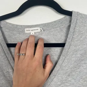 Good American Women's Short Sleeve V Neck Cotton Tee Shirt Grey‎ Sz 1 (S) thumbnail 2