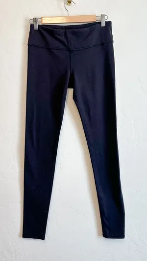 Alo Yoga | Athletic Mid Rise Athletic Leggings in Black thumbnail 1
