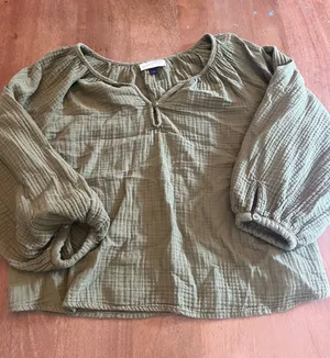 Universal Threads Olive Green Crinkle Peasant Tunic thumbnail 1