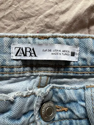 Light blue high-waisted Zara jeans thumbnail 5