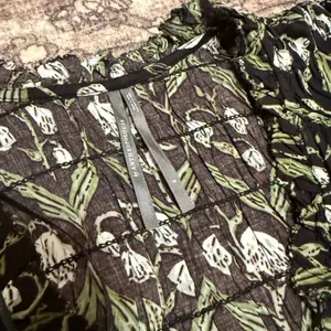 Anthropologie Ruched-Sleeve V-Neck Top S Romantic Floral Botanical‎ Cottagecore thumbnail 6