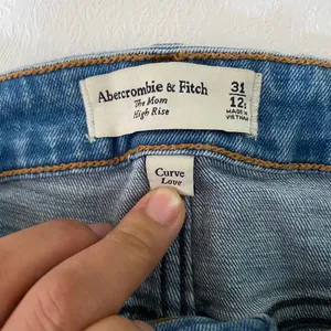 Abercrombie & Fitch Curve Love Mom High Rise Jeans Size 31/12 Light Wash thumbnail 4