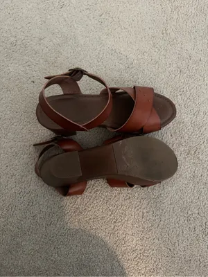 Universal Threads Women’s Brown Leather Crisscross Strap Sandals thumbnail 3
