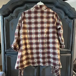 En Creme southwestern plaid flannel poncho shirt with fringe maroon thumbnail 2