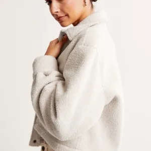 Abercrombie & Fitch Cropped Sherpa Shirt Jacket in Cream thumbnail 4