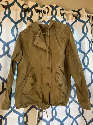 American Eagle Outfitters thumbnail 1