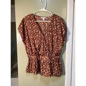 Nine West Women's Sz Medium Faux Wrap Peplum Blouse Tan Beige Animal Print Short thumbnail 3