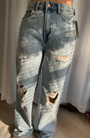 H&M Highwasted Jeans thumbnail 1