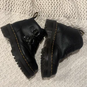 Dr Martens Devon Flowers Womens Ancle Boots 7 thumbnail 3