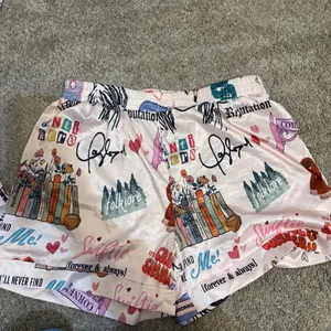 Source Unknown Women’s XL Taylor Swift Button Down Short Pajama Set Silky Like Fabric Swiftie thumbnail 5