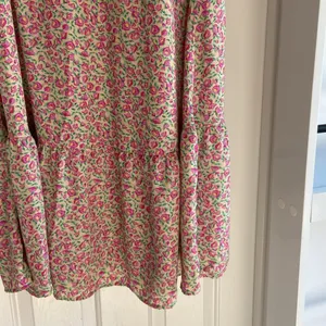 Floral halter neck dress. S Pink thumbnail 4