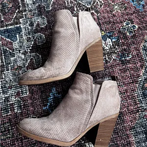 Universal Threads Tan Ankle Boots Size 7.5 thumbnail 3