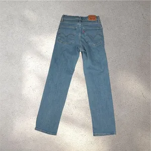 Levi's 724 High Rise Straight Crop Jeans Women's 24 Light Wash Casual Denim euc thumbnail 2