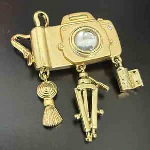 Vintage DANECRAFT Light Gold-tone Camera Charm Brooch 22.8g. thumbnail 6