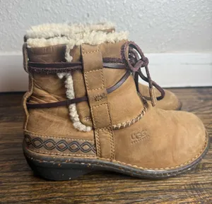 UGG Australia Cove 5136 Chestnut Leather Sheepskin Lined Ankle Boots Women’s US6 thumbnail 1