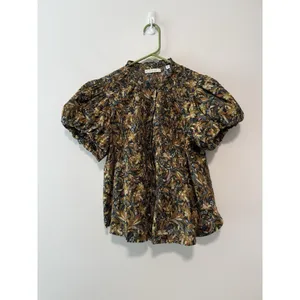DÔEN Millie Puff Sleeve Button Front‎ Blouse Top in Noir Narcissus Floral Medium thumbnail 2
