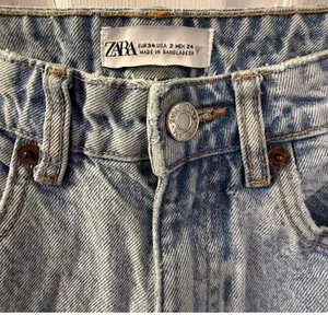 ZARA High-Waisted Acid Wash Mom Jeans 👖 Size US 2 (EUR 34 / MEX 24) thumbnail 4