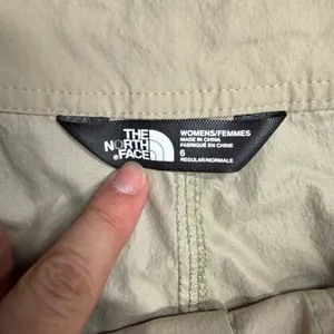 The North Face Hiking Outdoor Shorts Women's Size 6 Tan Stretch Cuffed #NF00CP5Z thumbnail 2