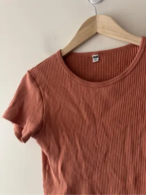 Uniqlo Ribbed Brown Terracotta Rust Baby Tee thumbnail 2