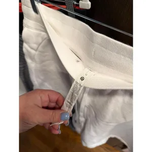 Lululemon‎ women's 12 scuba white shorts and black leggings thumbnail 3