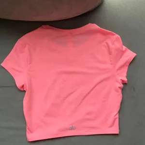 Alo Yoga Alosoft Crop Finesse Short Sleeve Neon Bubblegum S thumbnail 5