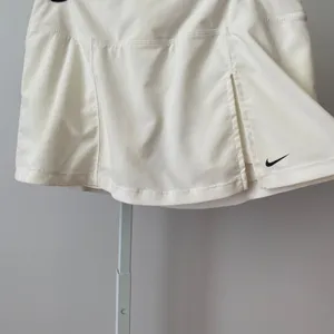 Nike M White Skort Dri-Fit Tennis Golf Athletic Skirt Slit Logo‎ Preppy Acedemia thumbnail 3