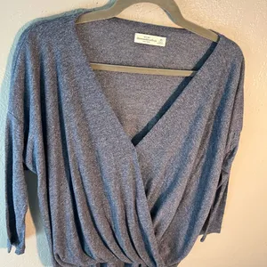 Abercrombie & Fitch Gray Wide V-Neck Sweater with Wrap Design SZ XS Long Sleeve thumbnail 5