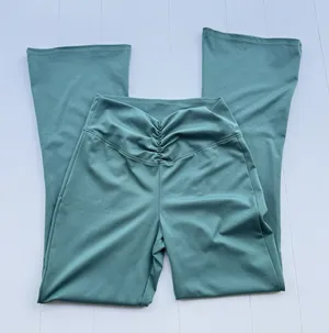 New Day Women’s Medium Green Athletic Bootcut Pull-On Pants thumbnail 1