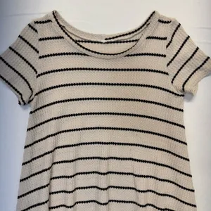 Women’s Waffle Knit Striped Tunic Top Medium Beige Black Short Sleeve Casual thumbnail 4