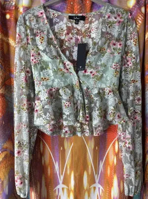 Lulu’s Floral Blouse ✨ thumbnail 1