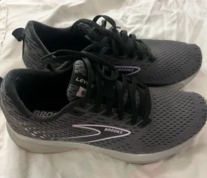 Women’s Brooks Levitate 5 Running Shoes size 8 thumbnail 1