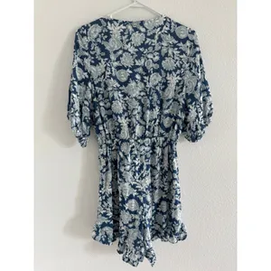 NWT Shore Womens M Blue White Paisley‎ Romper Tie Ruffle Beachy Resort Travel thumbnail 2