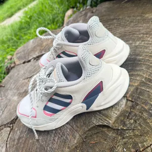 Adidas Womens 90s Valasion Running Shoes size 8 thumbnail 4